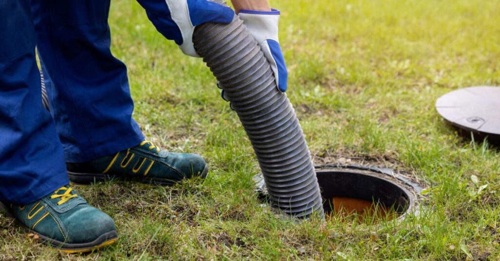 Obsługa podziemnego zbiornika przez otwór rewizyjny